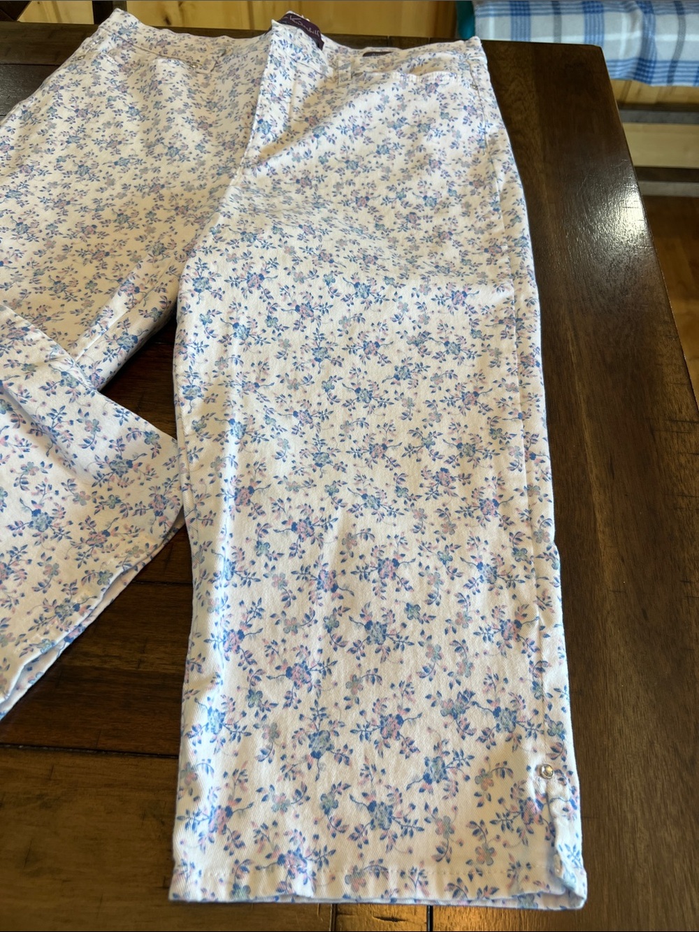 Floral Print Skinny capri Pants - Blue on White with pink - Picture 2 of 6